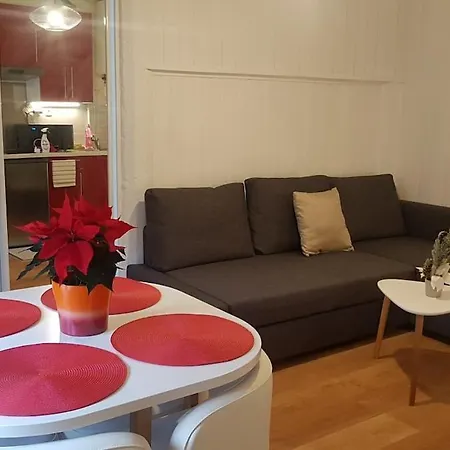 Entire Close To Metro Line 1 Apartment