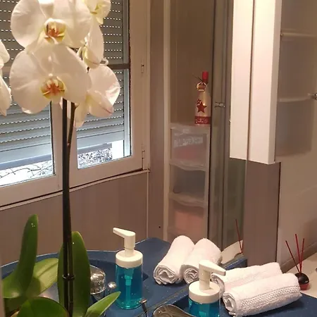 Entire Close To Metro Line 1 Apartment